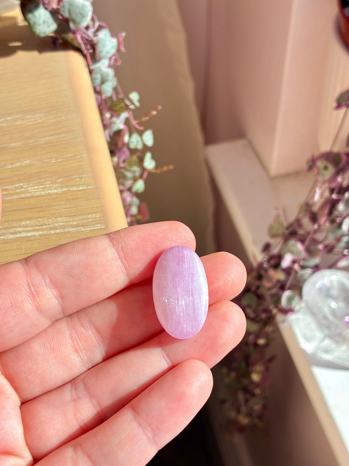 Kunzite palmstone