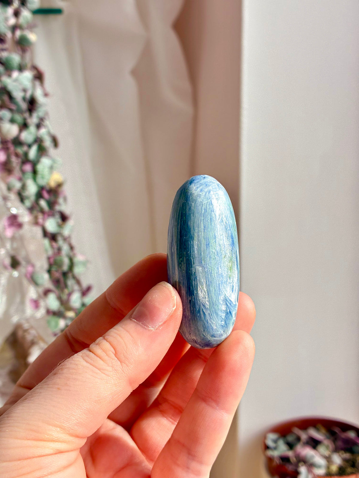 Kyanite lingham