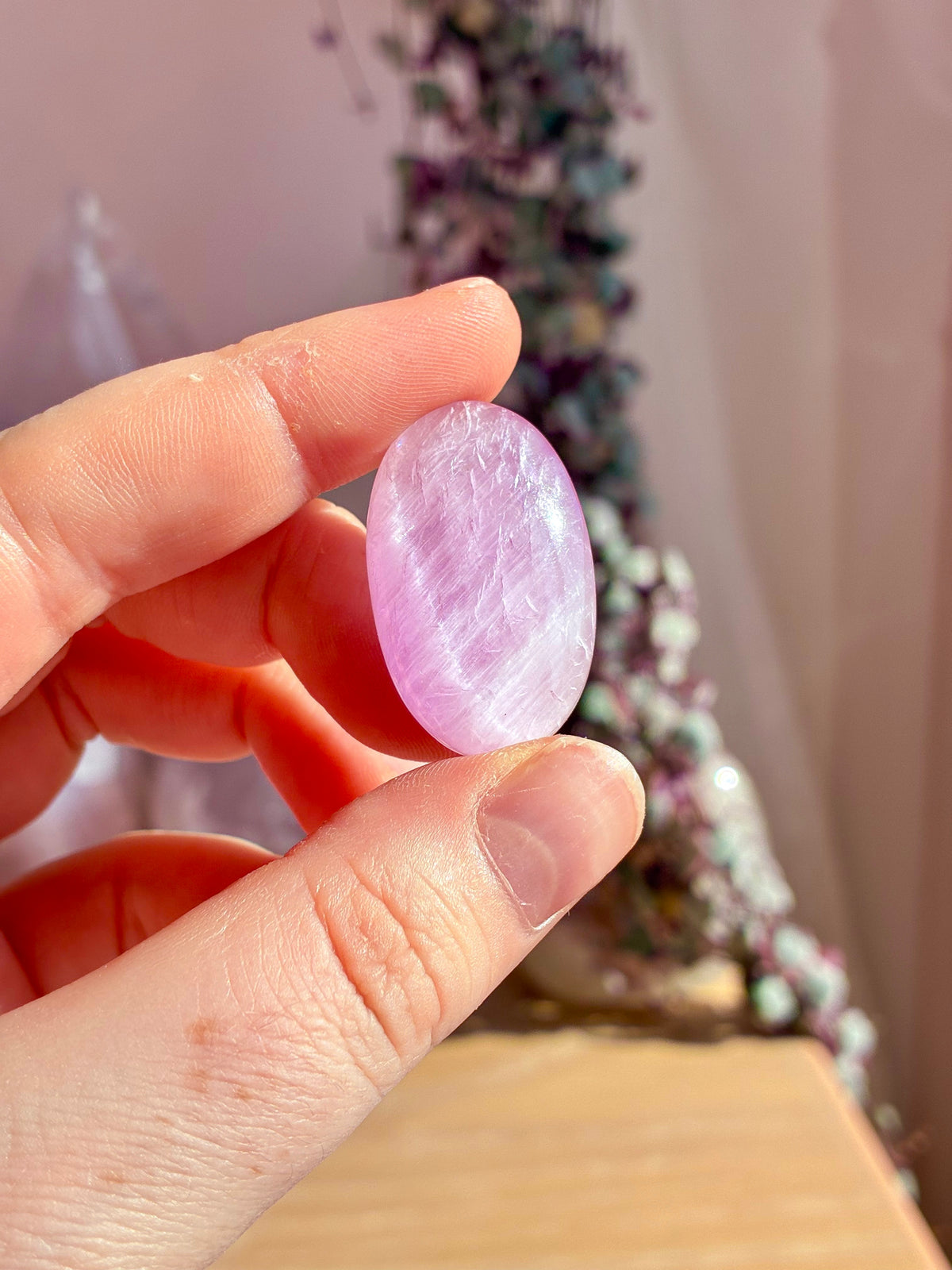 Kunzite palmstone