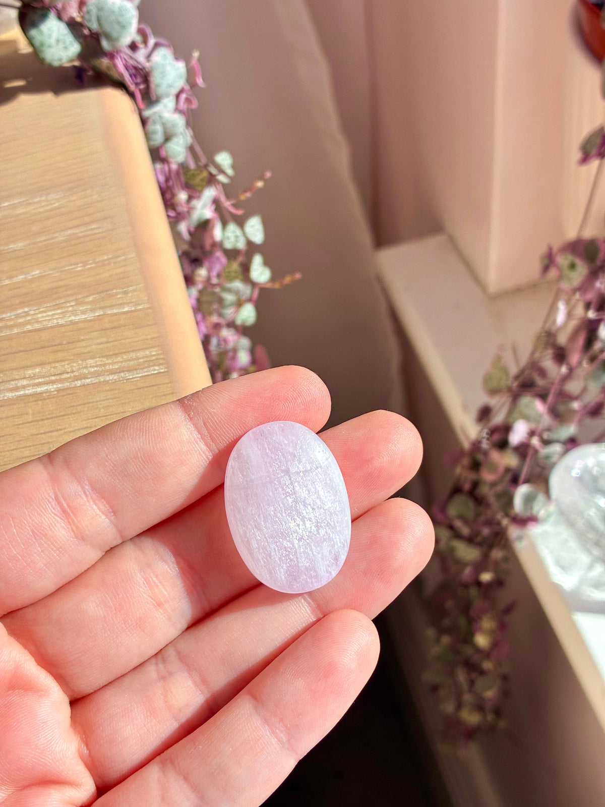 Kunzite palmstone