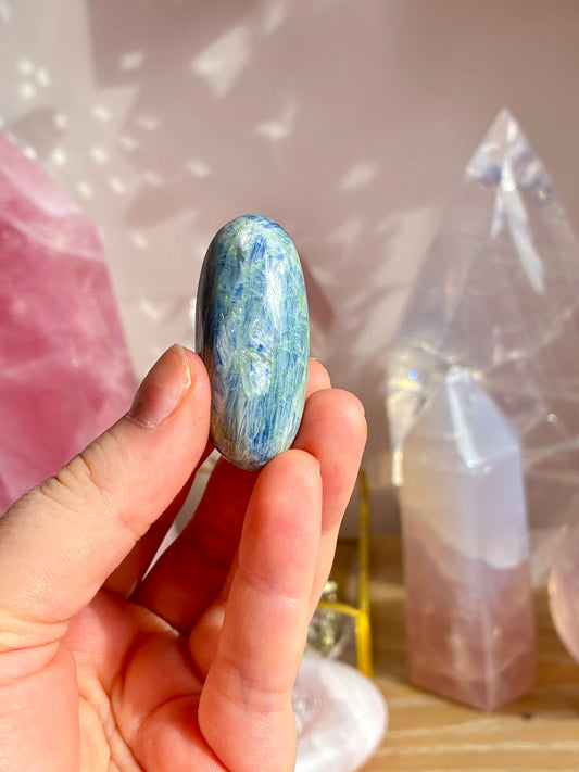 Kyanite lingham