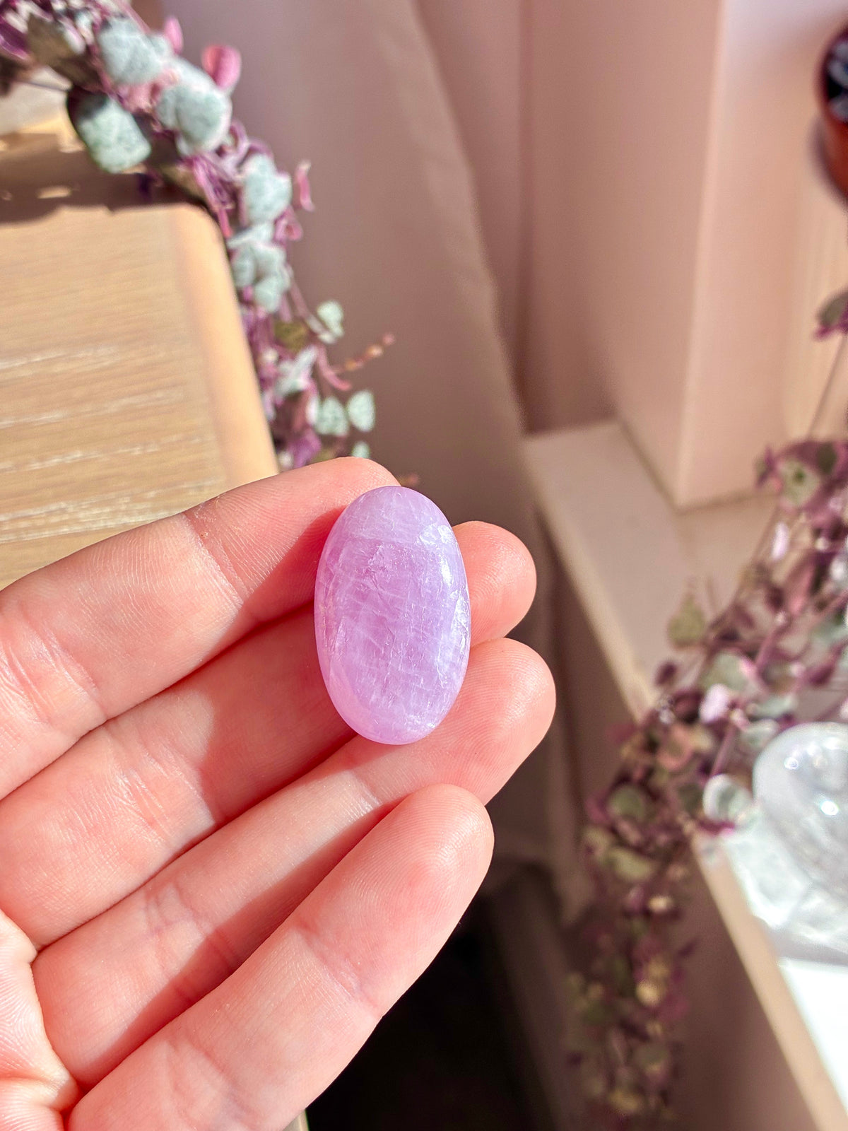 Kunzite palmstone
