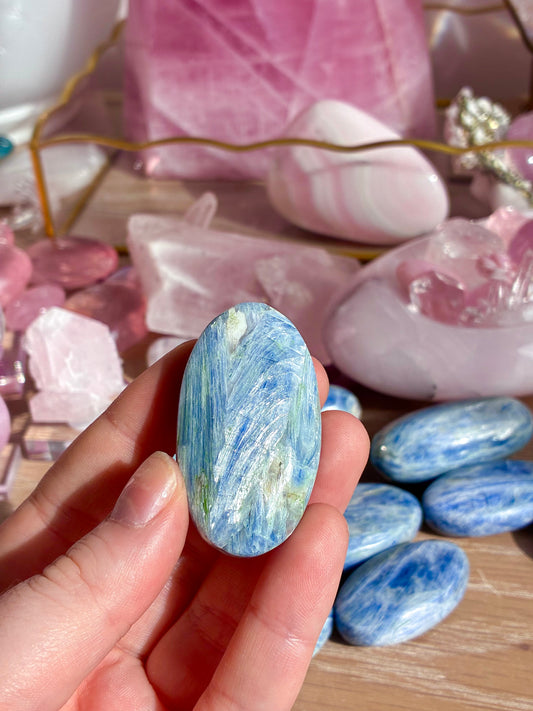 Kyanite palm