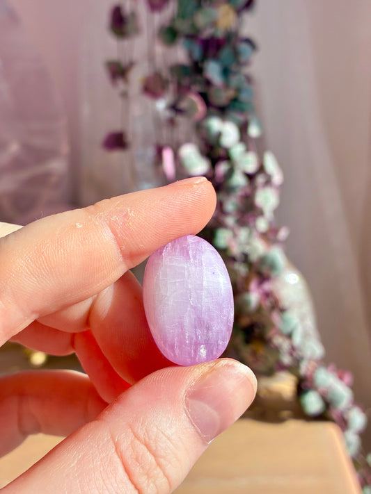 Kunzite palmstone