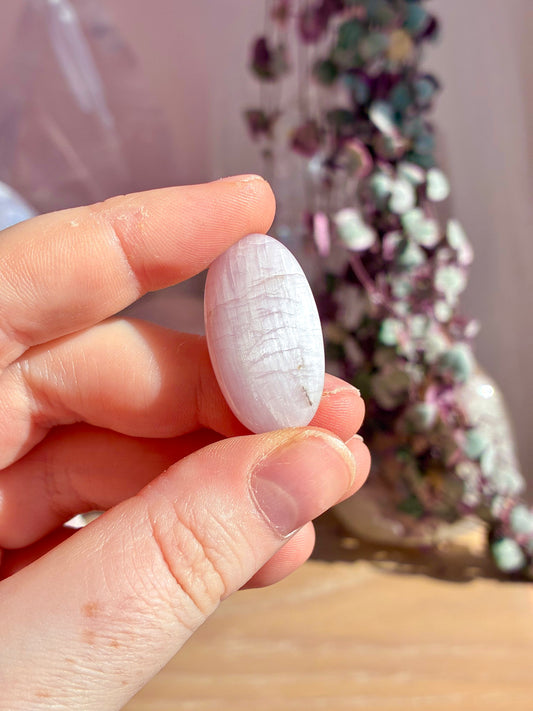 Kunzite palmstone