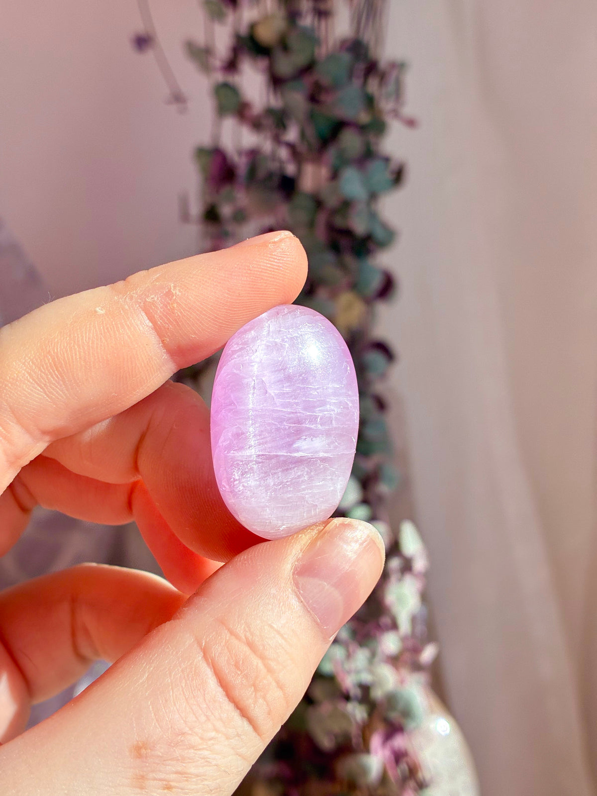 Kunzite palmstone