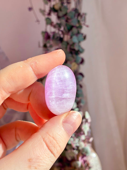 Kunzite palmstone