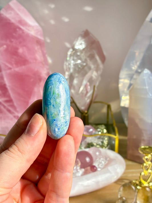 Kyanite lingham
