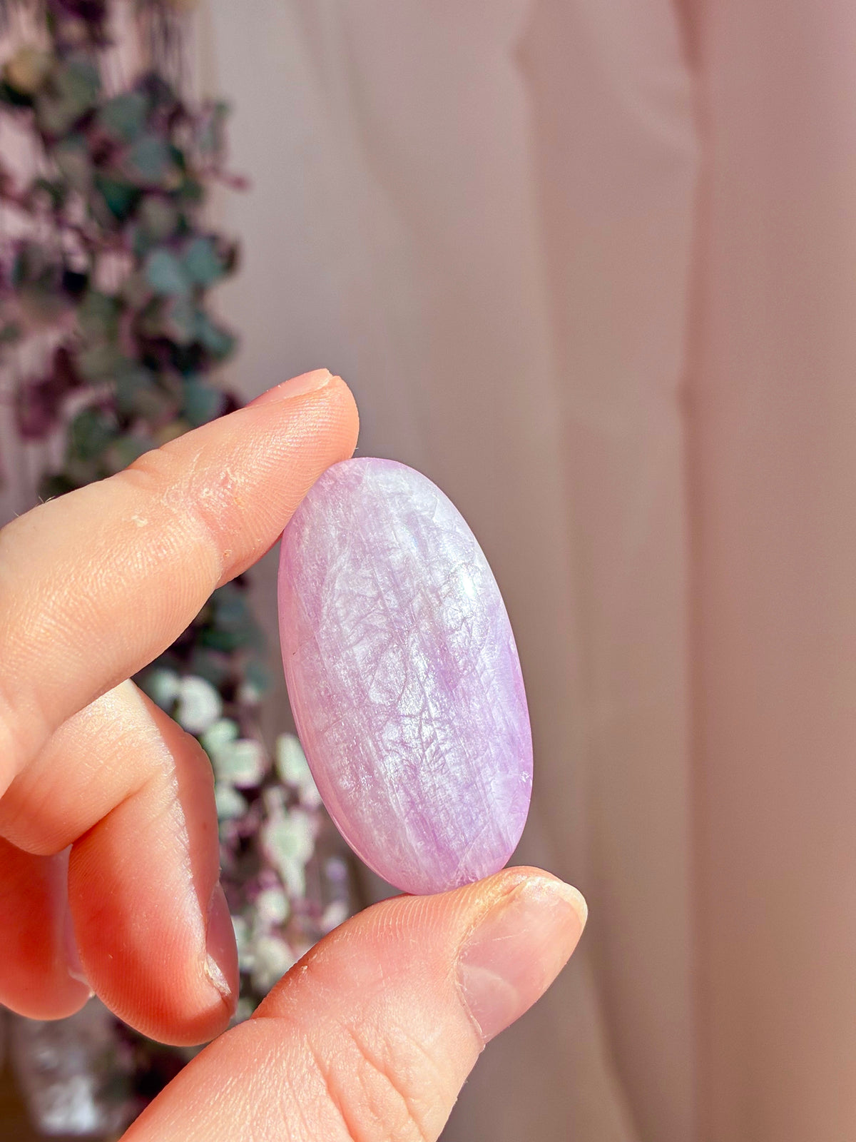 Kunzite palmstone