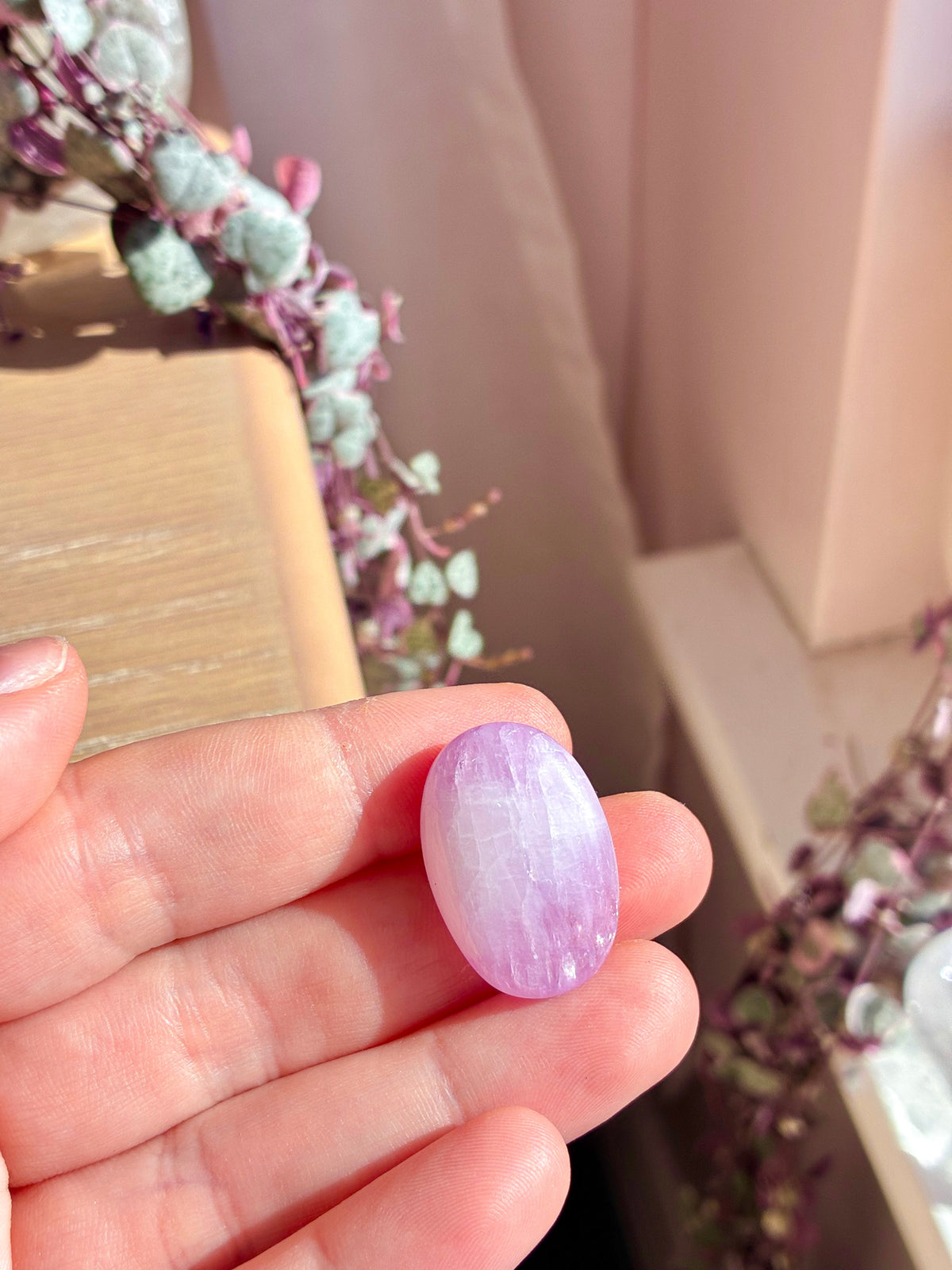 Kunzite palmstone