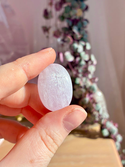Kunzite palmstone